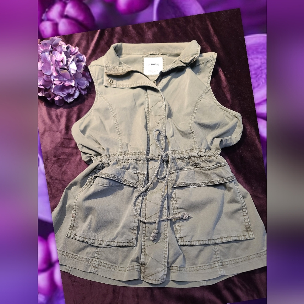 Sonoma army green vest 💜 in excellent condition. Size Large